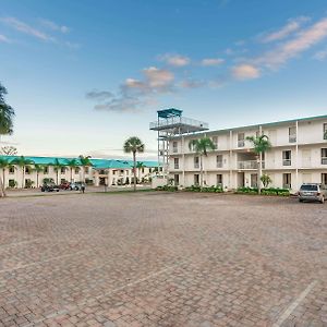 Days Inn & Suites By Wyndham Lake Okeechobee